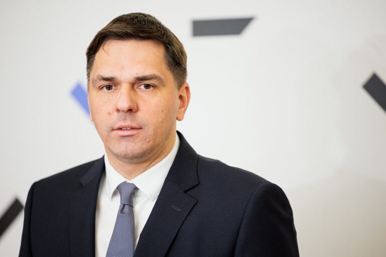 Lithuania’s Culture Minister Resigns Over Crimea Controversy Amid Diplomatic Tensions