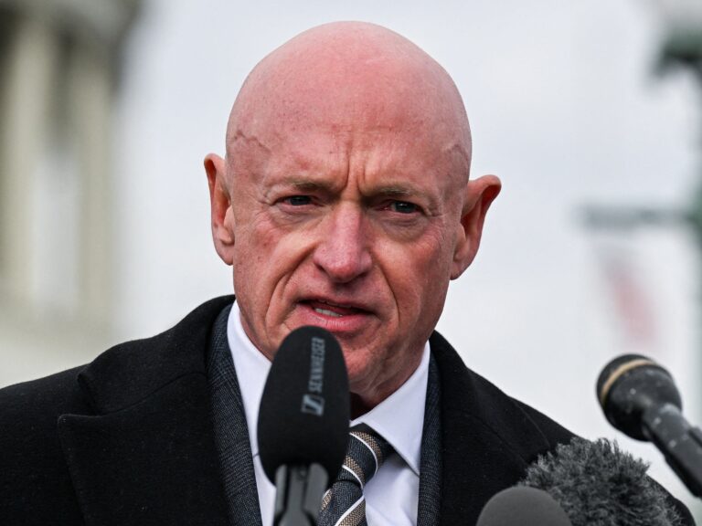 FBI Investigates “Seditious Six” Over Alleged Illegal Order Video as Retired Officers Criticize Senator Mark Kelly