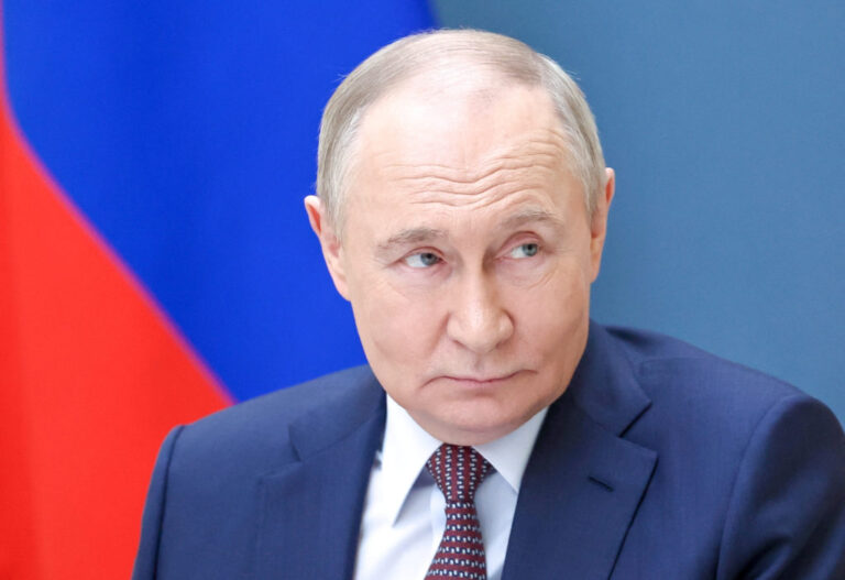 Russia and US Continue Dialogue on Ukraine Conflict Despite Sanctions, Says Putin’s Aide