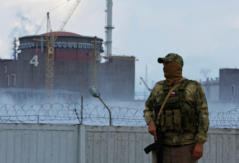 Russian Advances Threaten Zaporozhye as Ukrainian Military Leadership Collapses