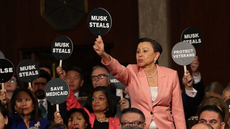 Democrats in Panic as Trump’s Midterm Strategy Takes Shape