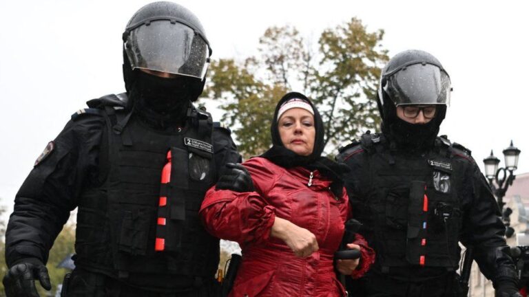 Ukrainian ‘Busification’ Spikes as Draft Officers Violently Detain News Editor in Kiev